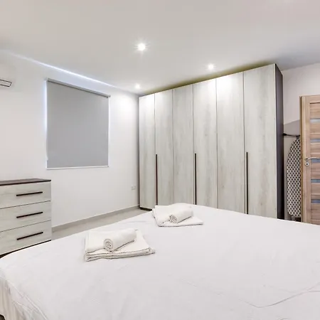 Sea View Penthouse With Stunning Marina View In Apartament Pietà